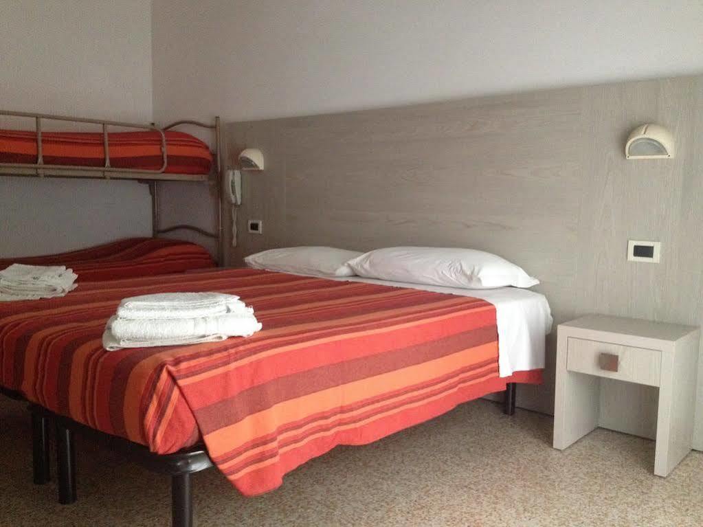 Hotel Luana Римини Экстерьер фото