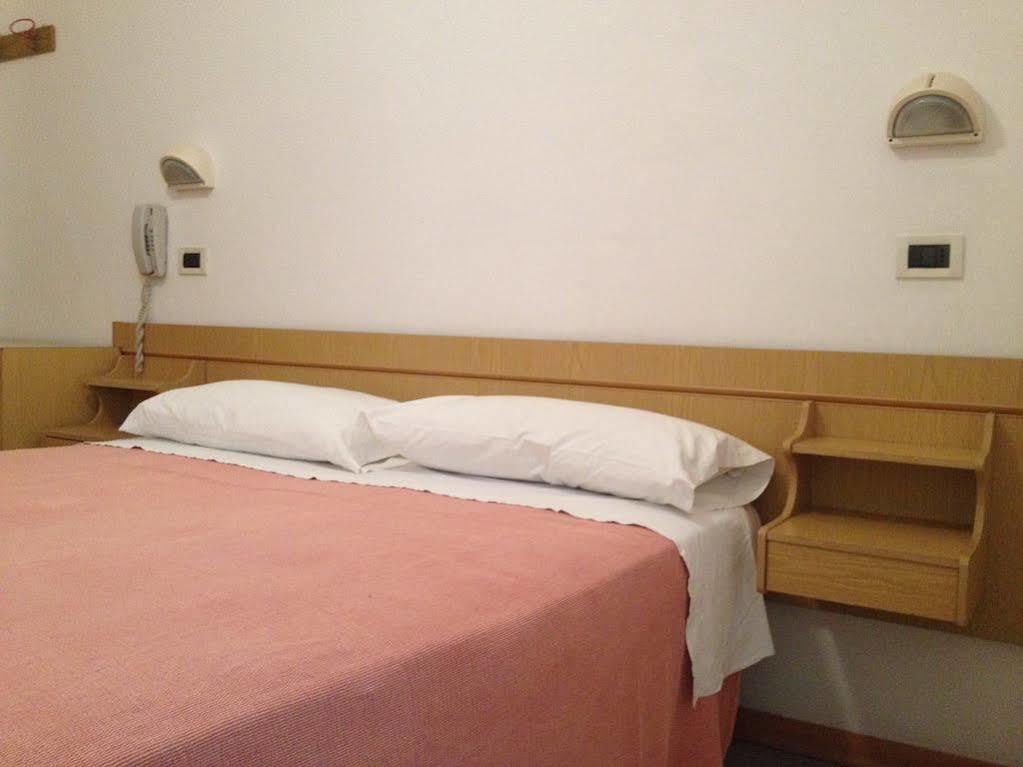 Hotel Luana Римини Экстерьер фото