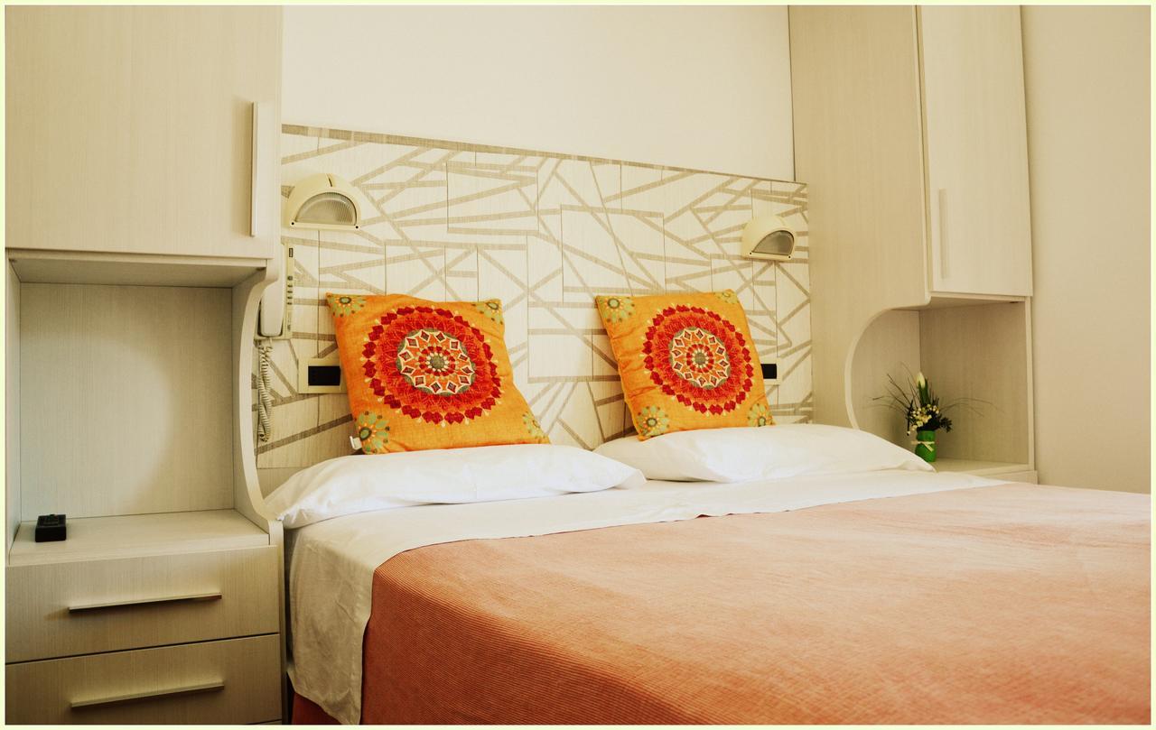 Hotel Luana Римини Экстерьер фото